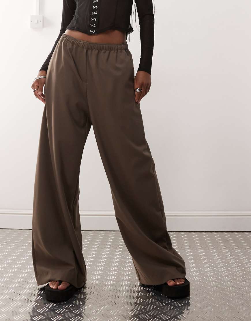Weekday - Hose in dunklem Maulwurfbraun mit elastischem Bund und weitem Bein-Grau von Weekday