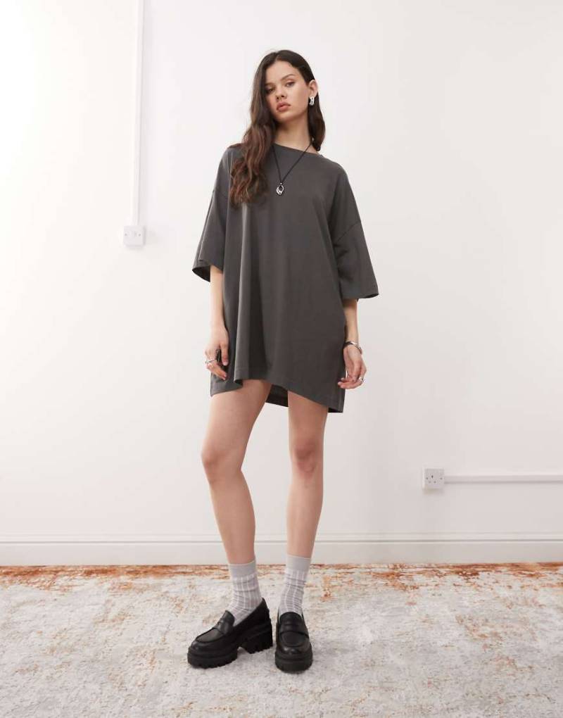 Weekday - Huge - T-Shirt-Minikleid in Anthrazit, exklusiv bei ASOS-Grau von Weekday