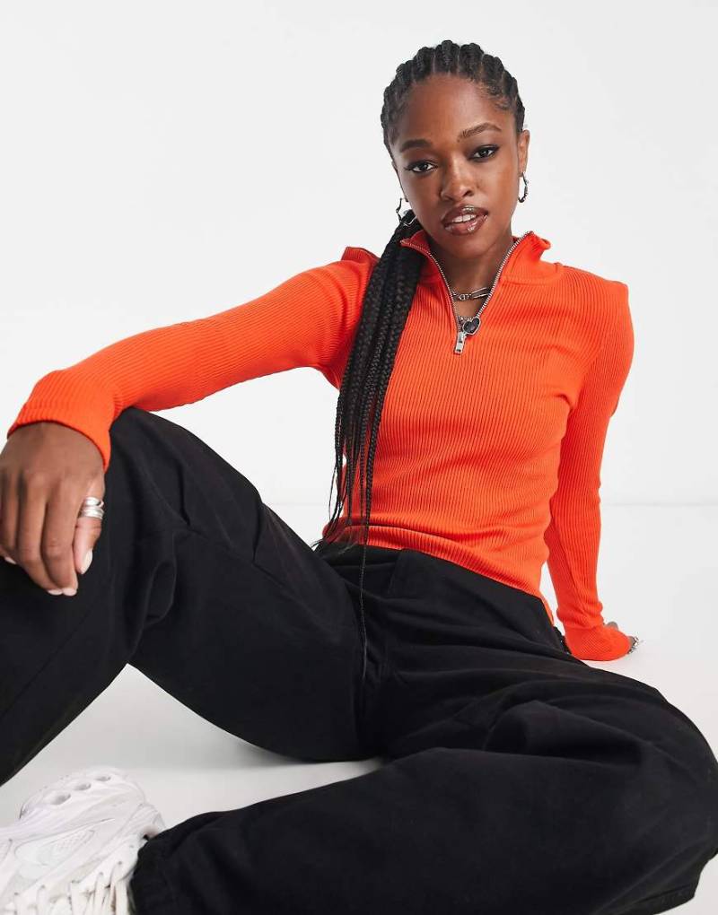 Weekday - Ika - Langärmliges, geripptes Oberteil in Rot mit halblangem Reißverschluss von Weekday