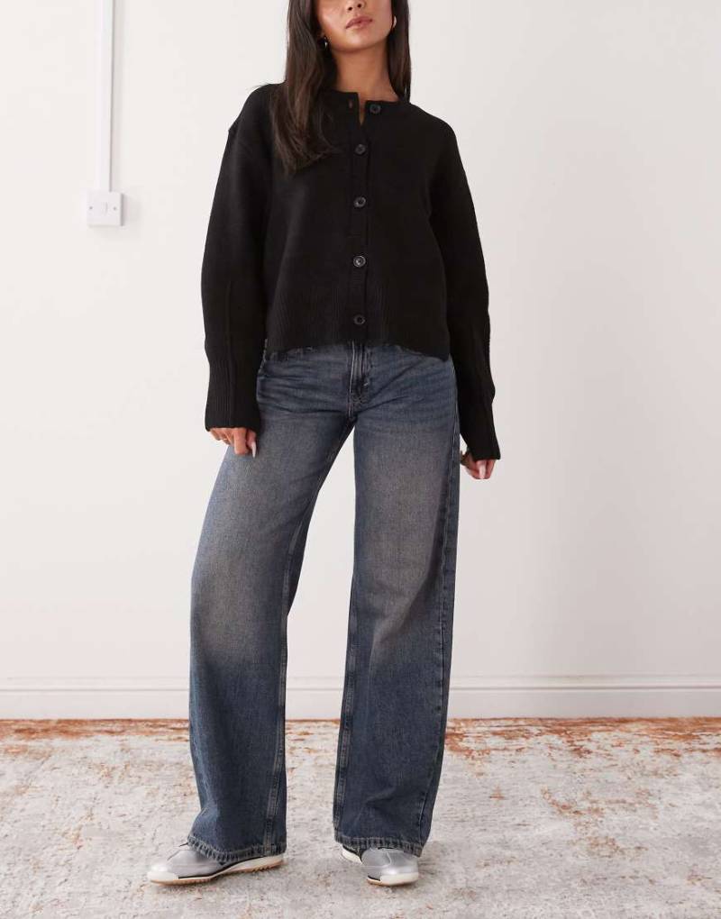 Weekday - Imoo - Jeans in Waschung in verblichenem Blau mit niedrigem Bund und weitem Bein von Weekday
