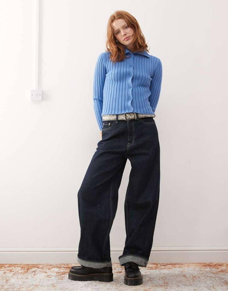 Weekday - Jackie - Grob gerippte Strickjacke in Blau mit hohem Kragen von Weekday