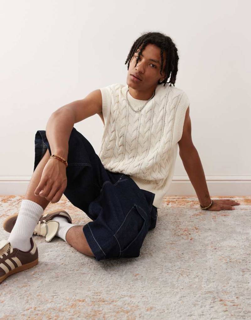 Weekday - James - Strickweste in gebrochenem Weiß mit Zopfmuster von Weekday