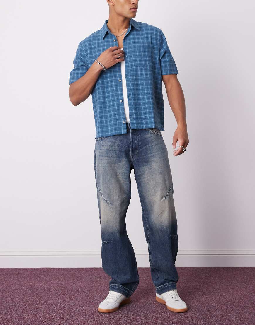 Weekday - Jeans in verwaschenem Blau mit abgerundetem Beinschnitt, formenden Abnähern und niedriger Taille Weekday - Jeans in verwaschenem Blau mit abgerundetem Beinschnitt, formenden Abnähern und niedriger Taille von Weekday