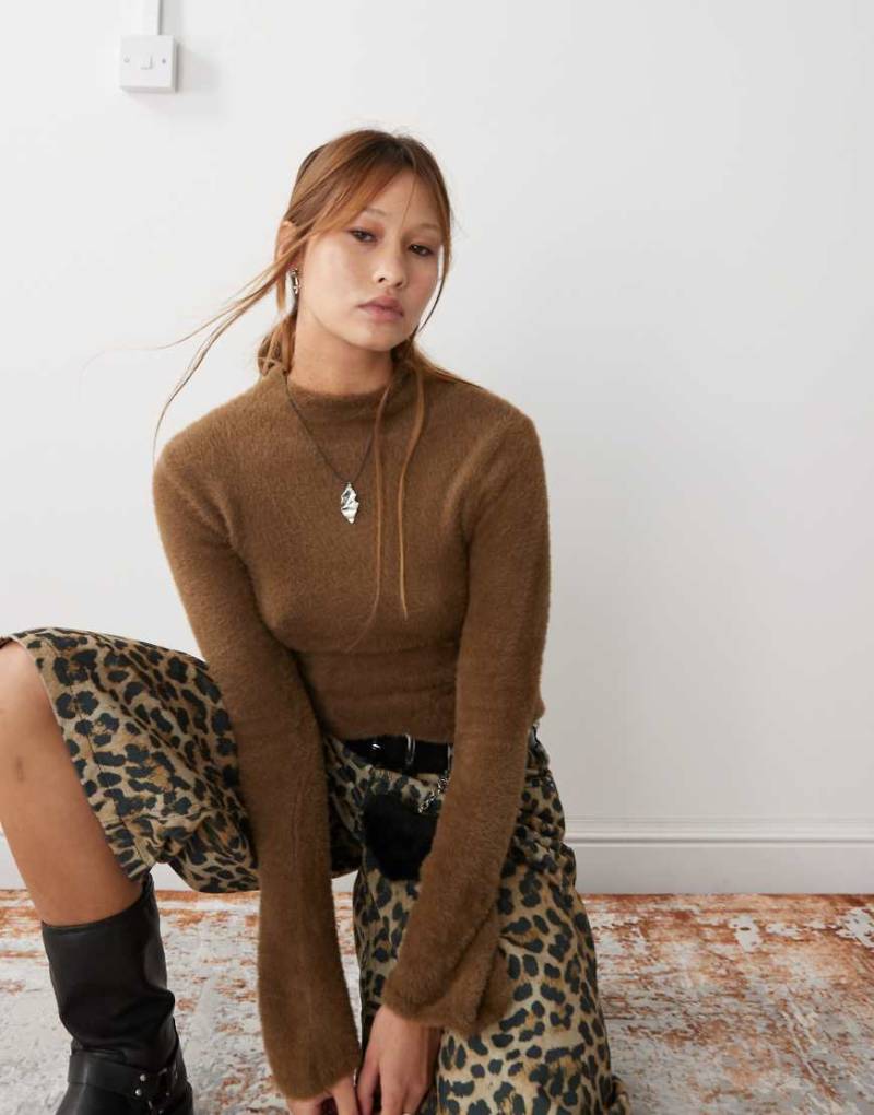 Weekday - Jenny - Flauschiger Strickpullover in Braun von Weekday