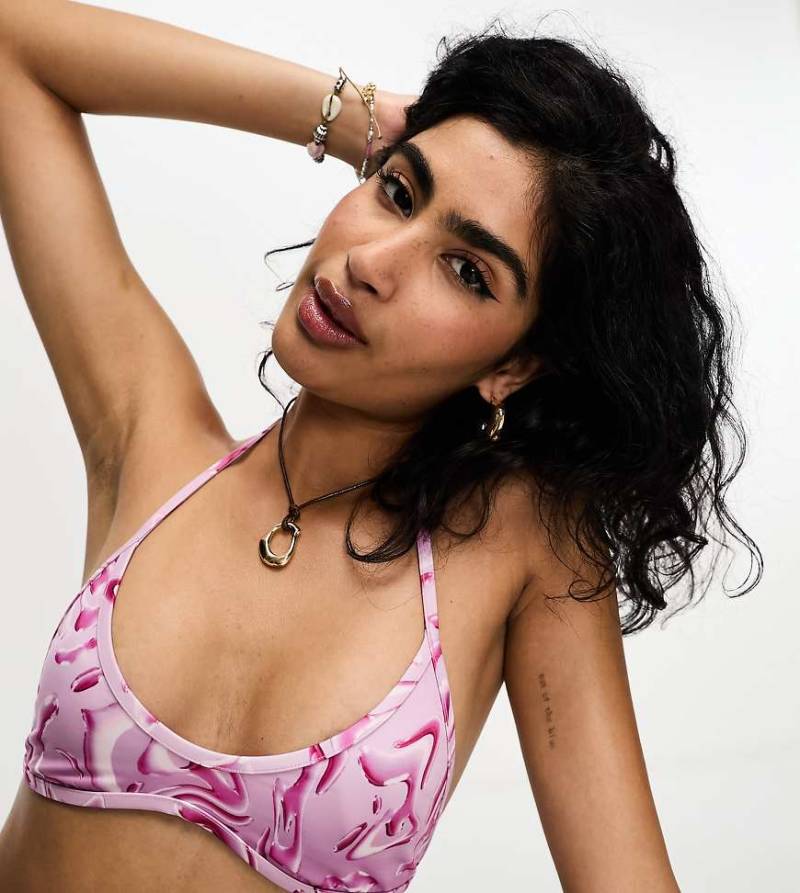 Weekday - Jet - Neckholder-Bikinioberteil mit rosa Wellenmuster, exklusiv bei ASOS von Weekday