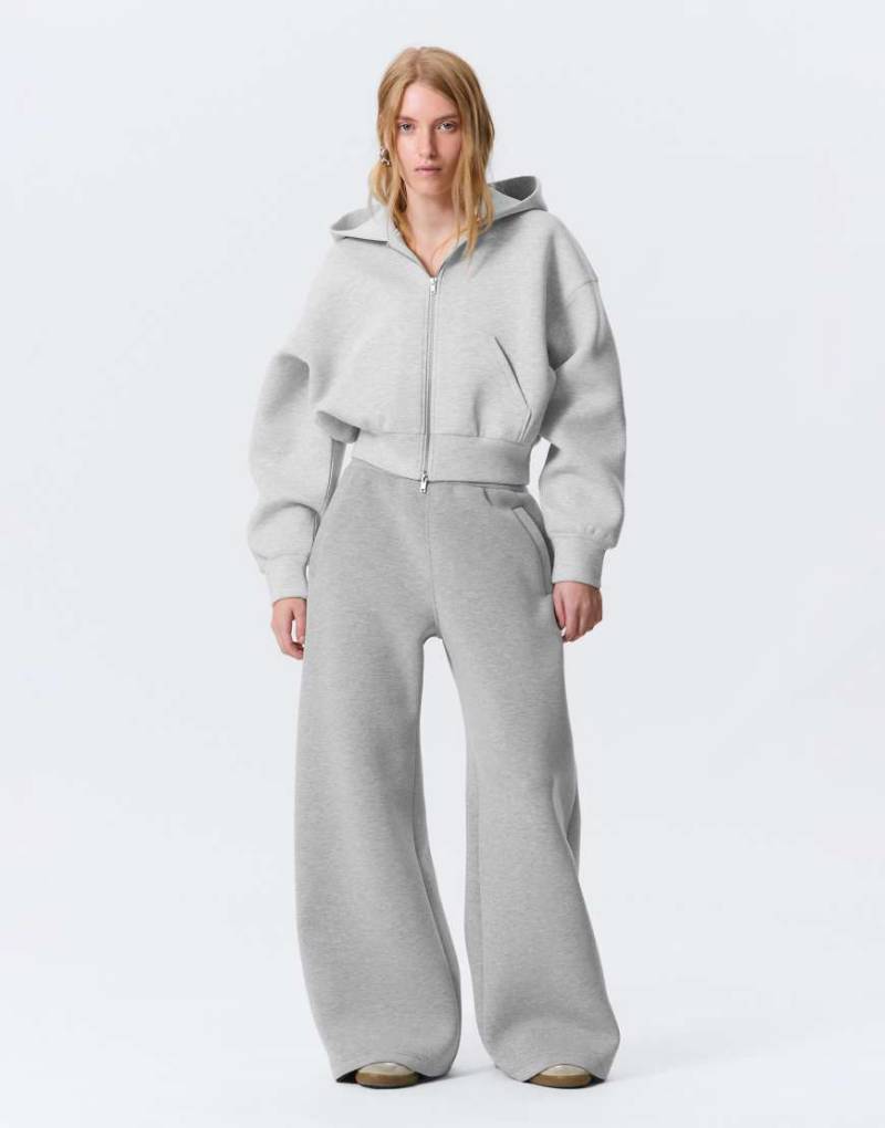 Weekday - Jogginghose aus neoprenartigem Material in meliertem Grau mit weitem Bein von Weekday
