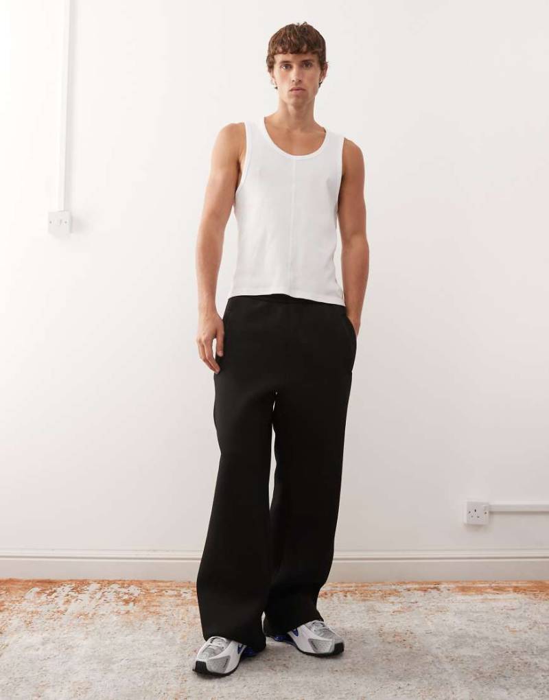 Weekday - Jogginghose in Schwarz mit weitem Bein, aus Stoff in Neoprenoptik von Weekday