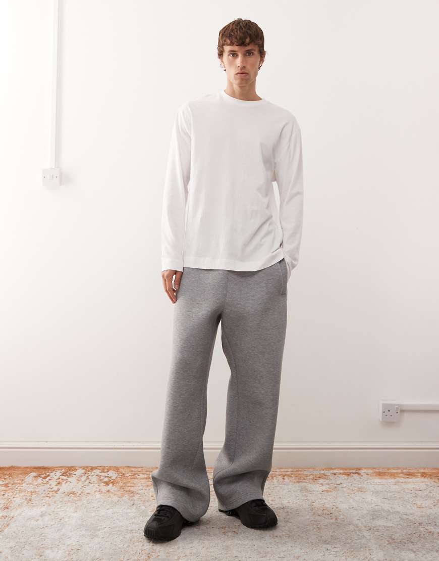 Weekday - Jogginghose aus neoprenartigem Stoff in grau meliert mit weitem Bein von Weekday