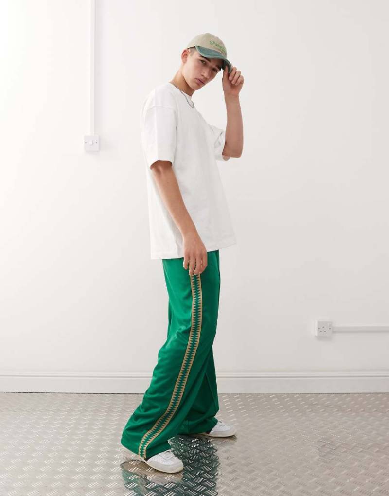 Weekday - Jogginghose in Grün mit weitem Bein und Seitenband-Detail von Weekday