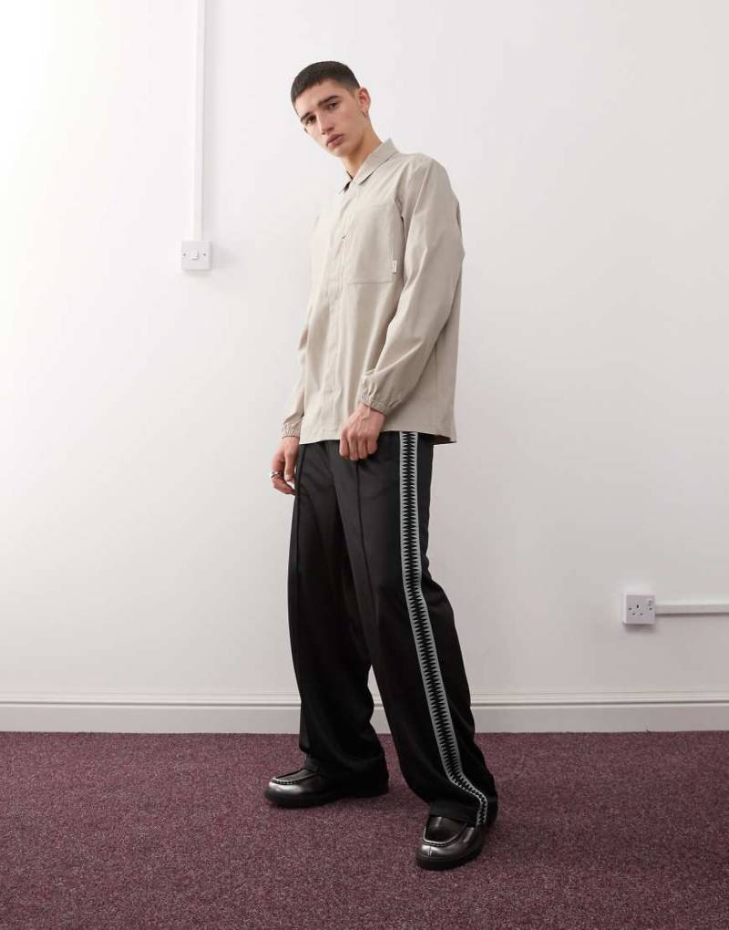 Weekday - Jogginghose in Schwarz mit weitem Bein und Seitenband-Detail von Weekday