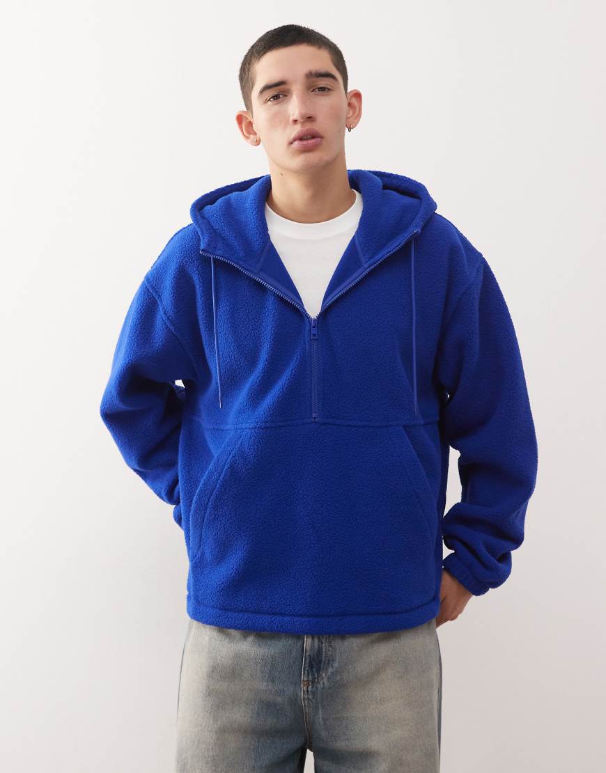 Weekday - Kapuzenpullover aus Teddyfleece in Blau mit halbem Reißverschluss und elastischem Saum von Weekday