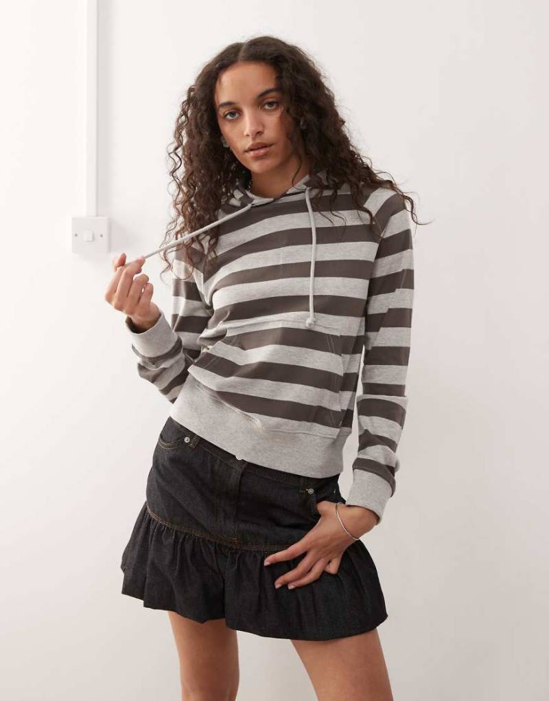Weekday - Kapuzenpullover in Grau und Maulwurfbraun gestreift mit knappem Schnitt von Weekday