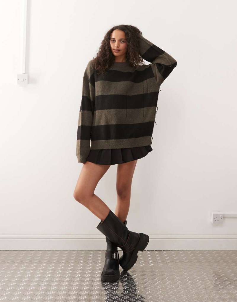Weekday - Kastiger Pullover im Used-Look mit Streifen in dunklem Maulwurfbraun und Schwarz mit Fransen an den Ärmeln Weekday - Kastiger Pullover im Used-Look mit Streifen in dunklem Maulwurfbraun und Schwarz mit Fransen an den Ärmeln von Weekday