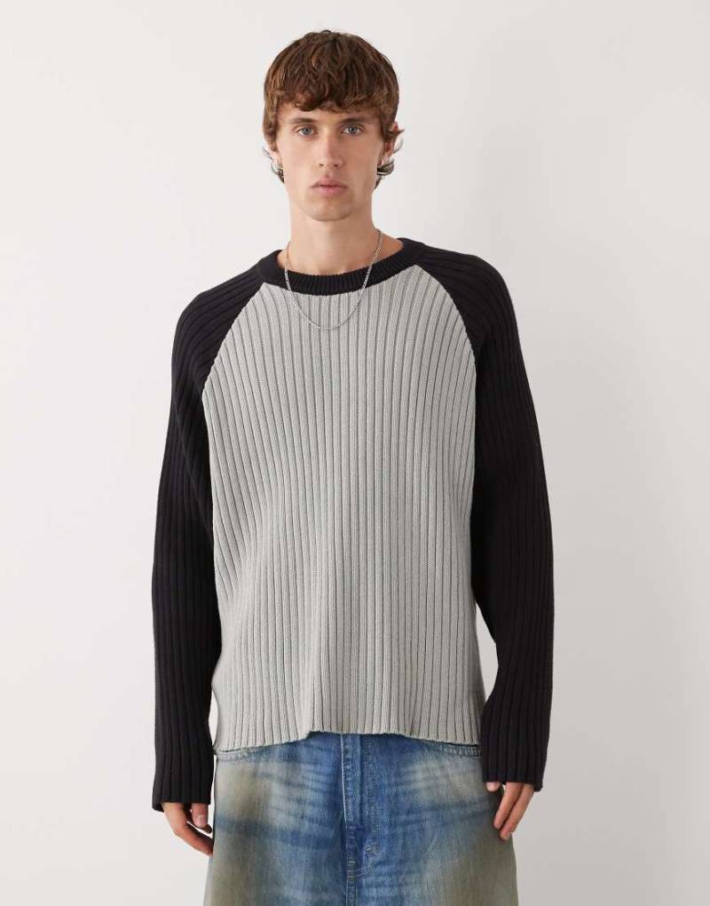Weekday - Kastiger Pullover in Schwarz und Grau mit Raglanärmeln Weekday - Kastiger Pullover in Schwarz und Grau mit Raglanärmeln von Weekday