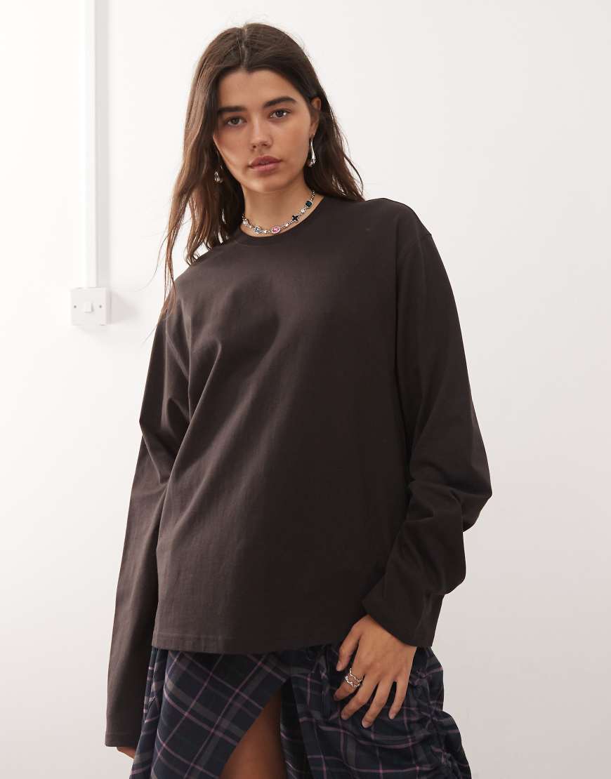 Weekday - Kastiges, langärmliges Oversize-T-Shirt in Dunkelbraun-Brown von Weekday