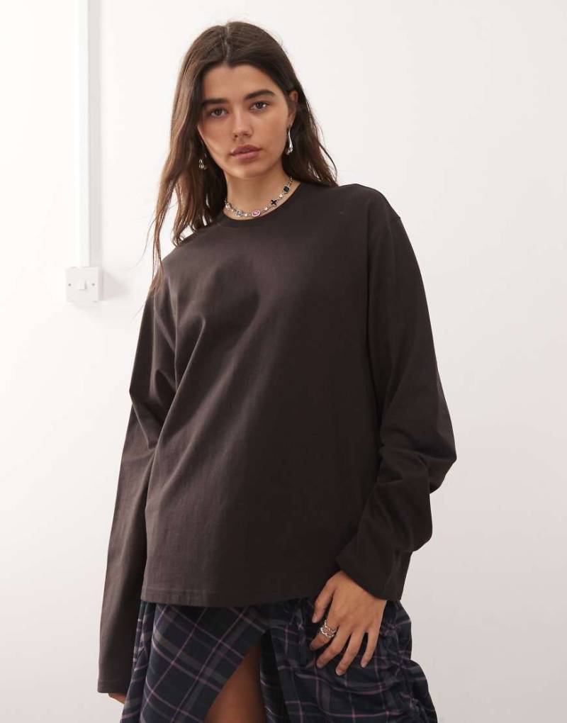 Weekday - Kastiges, langärmliges Oversize-T-Shirt in Dunkelbraun-Brown von Weekday