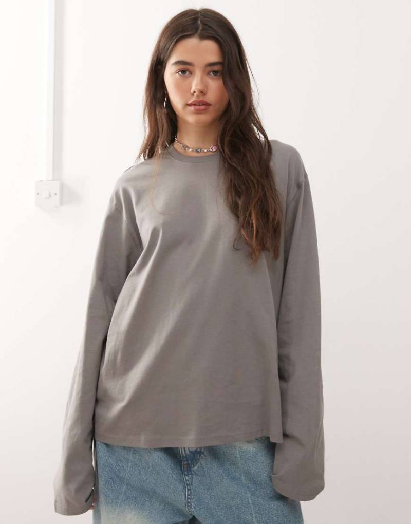 Weekday - Kastiges, langärmliges Oversize-T-Shirt in Dunkelgrau von Weekday