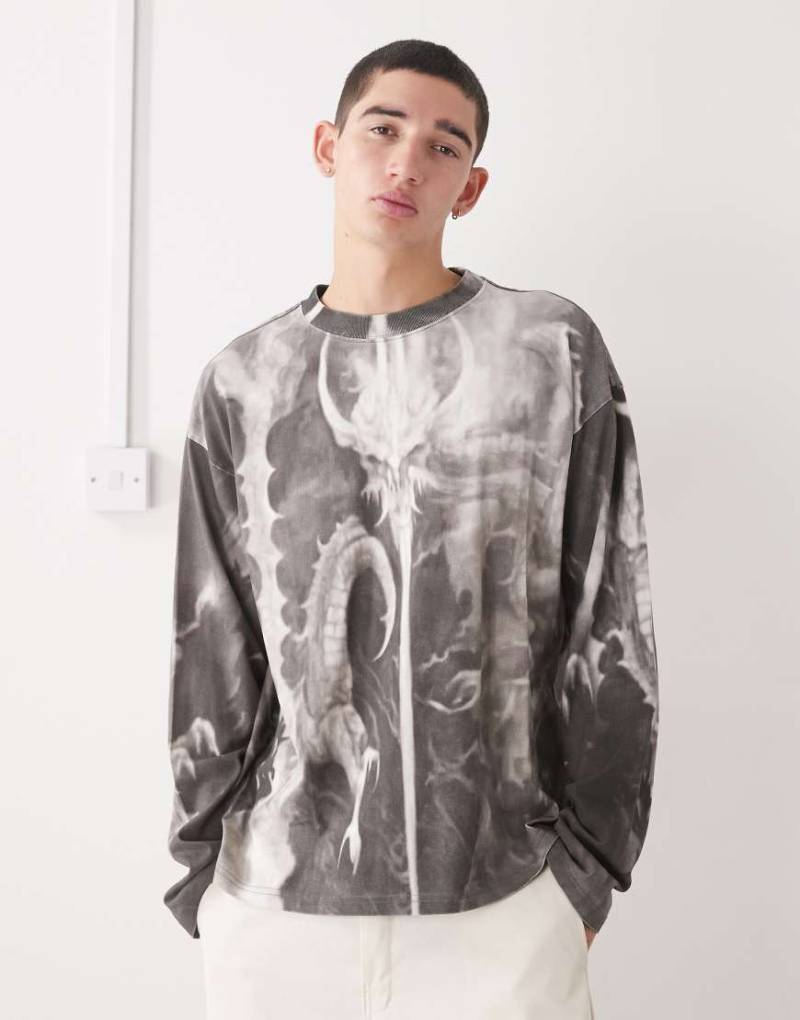 Weekday - Kastiges, langärmliges Oversize-T-Shirt in Grau durchgehendem Drachen-Grafikprint Weekday - Kastiges, langärmliges Oversize-T-Shirt in Grau durchgehendem Drachen-Grafikprint von Weekday