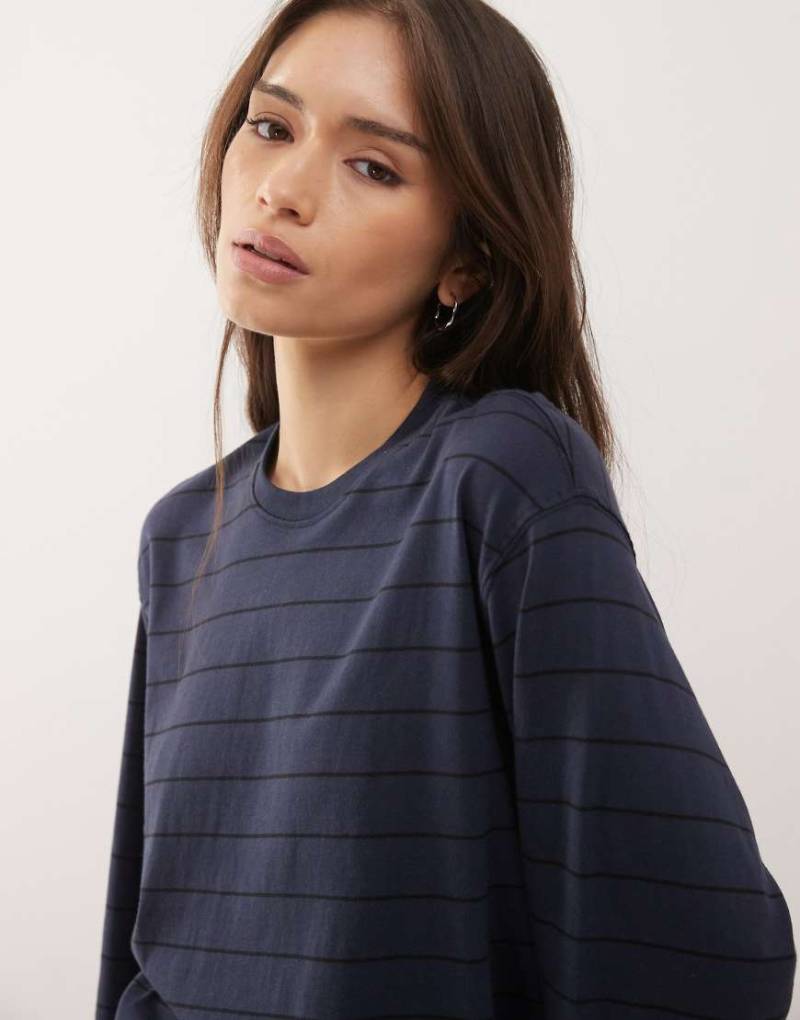 Weekday - Kastiges, langärmliges T-Shirt in Marineblau gestreift, exklusiv bei ASOS von Weekday