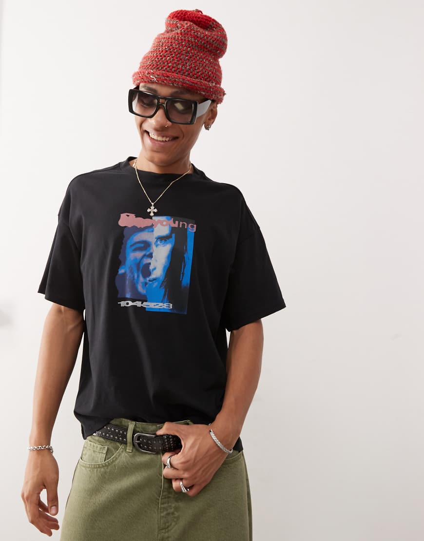 Weekday - Kastiges Oversize-T-Shirt in Schwarz mit Young-Faces-Grafikprint Weekday - Kastiges Oversize-T-Shirt in Schwarz mit Young-Faces-Grafikprint von Weekday