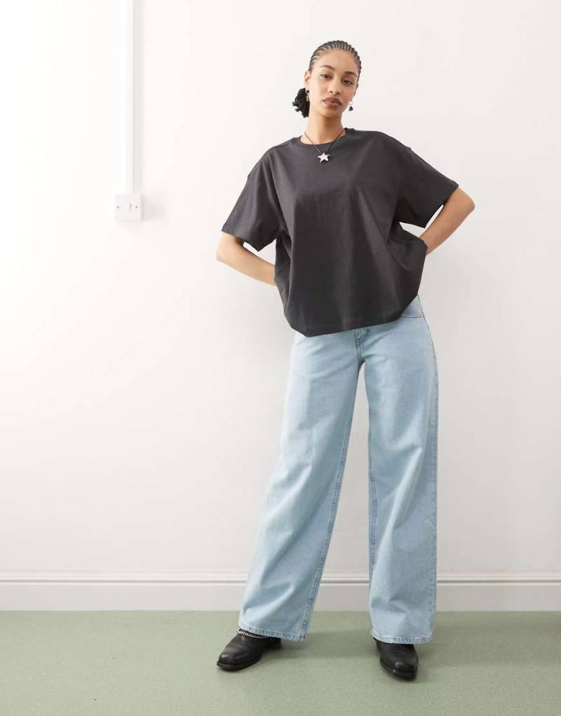 Weekday - Kastiges Oversize-T-Shirt in gebrochenem Schwarz von Weekday