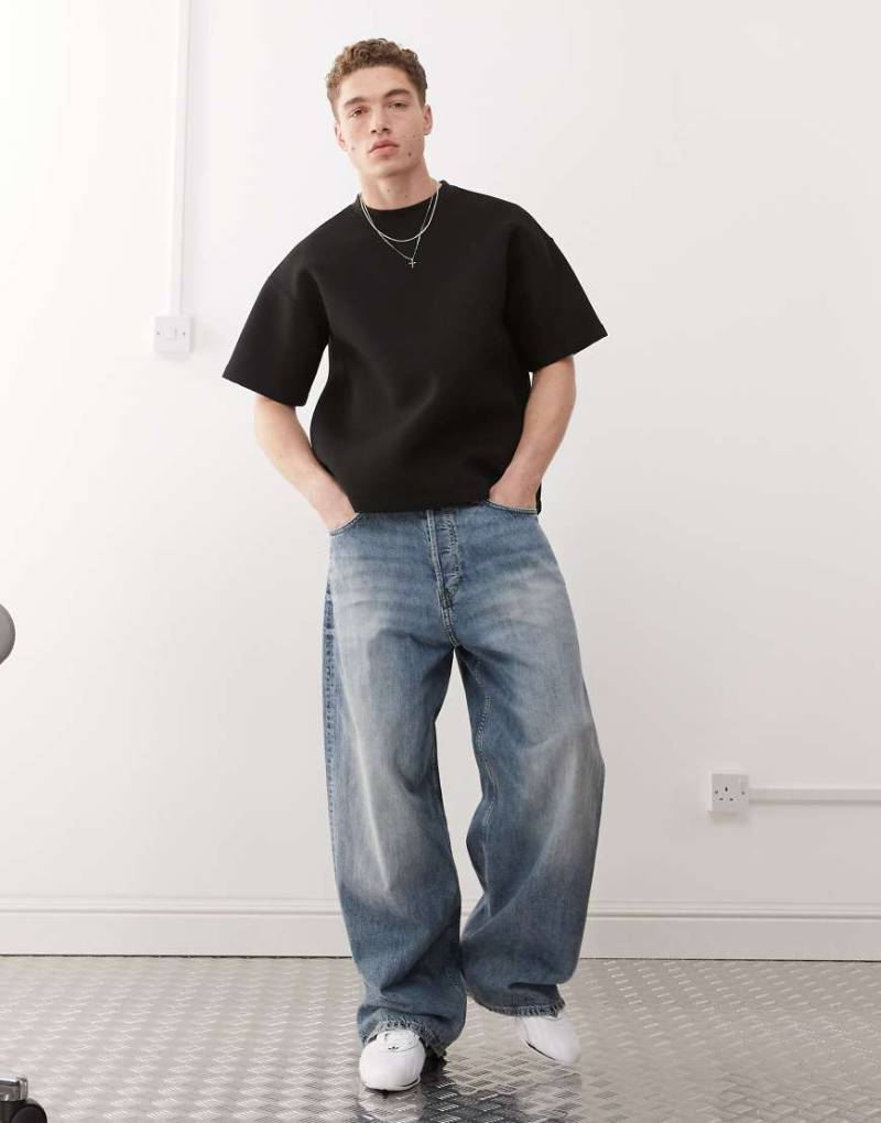 Weekday - Kastiges Premium-T-Shirt aus neoprenartigem Stoff in Schwarz von Weekday