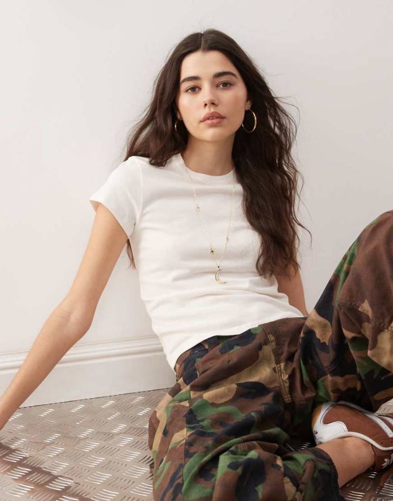 Weekday - Kastiges T-Shirt in gebrochenem Weiß von Weekday