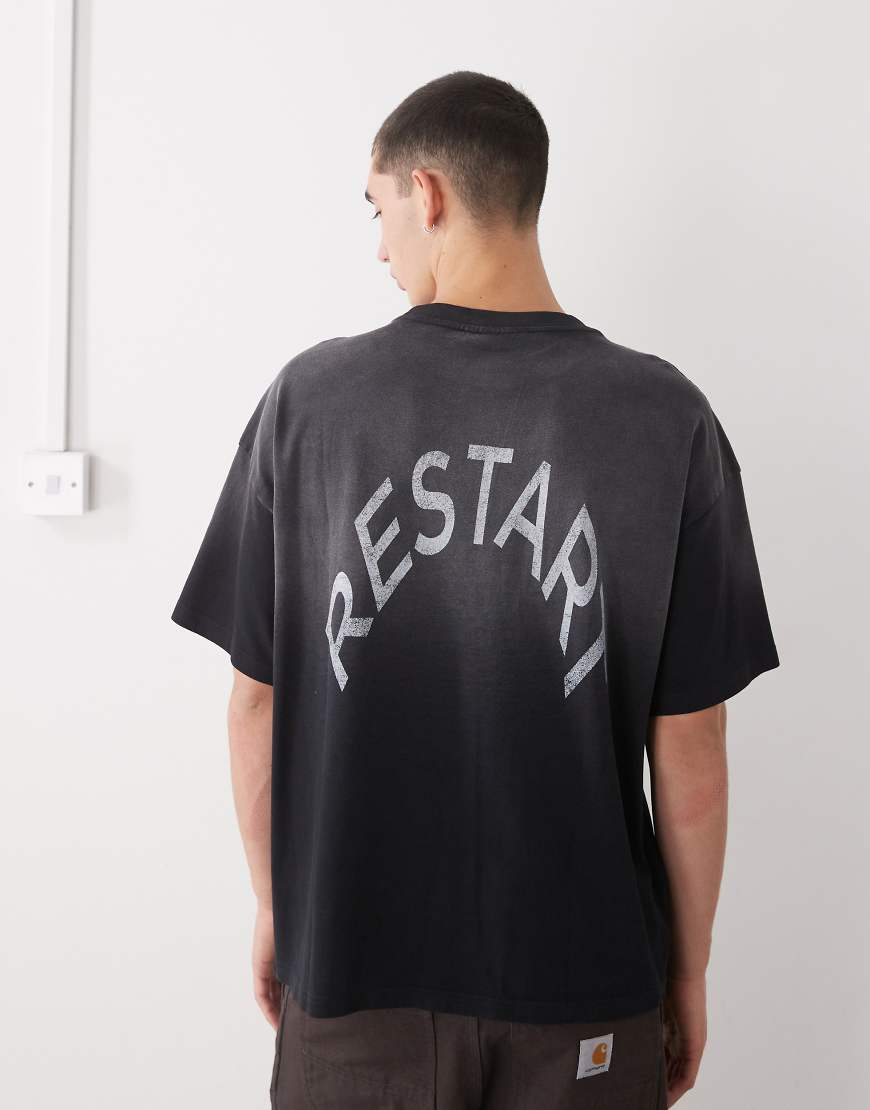 Weekday - Kastiges T-Shirt in verblasstem Schwarz mit Restart-Grafikprint Weekday - Kastiges T-Shirt in verblasstem Schwarz mit Restart-Grafikprint von Weekday