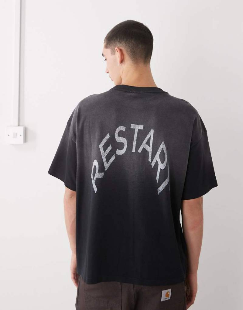 Weekday - Kastiges T-Shirt in verblasstem Schwarz mit Restart-Grafikprint Weekday - Kastiges T-Shirt in verblasstem Schwarz mit Restart-Grafikprint von Weekday