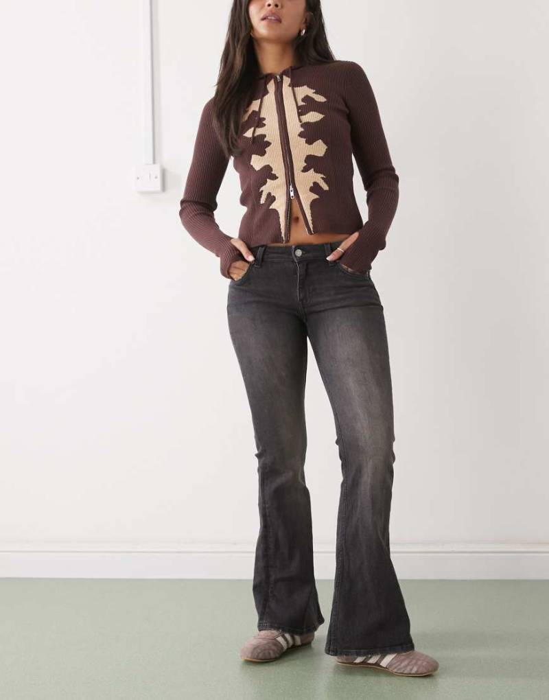 Weekday - Katsumi - Ausgestellte Jeans in verwaschenem Schwarz mit niedrigem Bund Weekday - Katsumi - Ausgestellte Jeans in verwaschenem Schwarz mit niedrigem Bund von Weekday