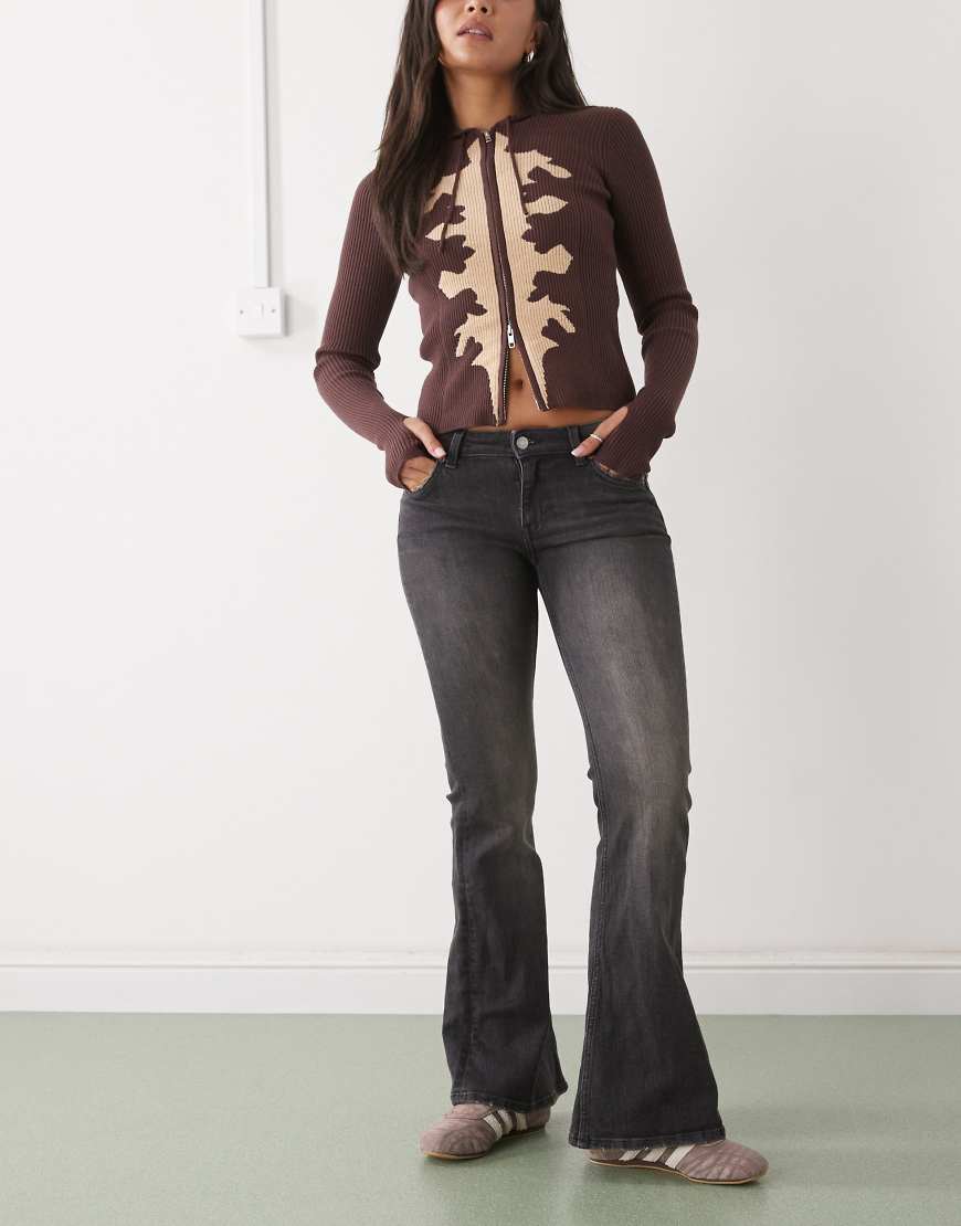 Weekday - Katsumi - Ausgestellte Jeans in verwaschenem Schwarz mit niedrigem Bund Weekday - Katsumi - Ausgestellte Jeans in verwaschenem Schwarz mit niedrigem Bund von Weekday