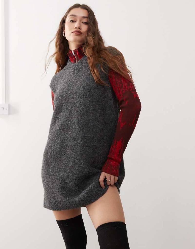 Weekday - Kayla - Strick-Minikleid aus Wollmischung in Dunkelgrau meliert mit V-Ausschnitt, exklusiv bei ASOS von Weekday