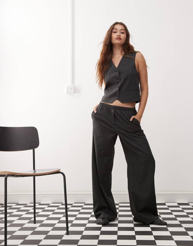 Weekday - Kelly - Hose in Grau meliert mit weitem Schnitt und Elastikbund von Weekday