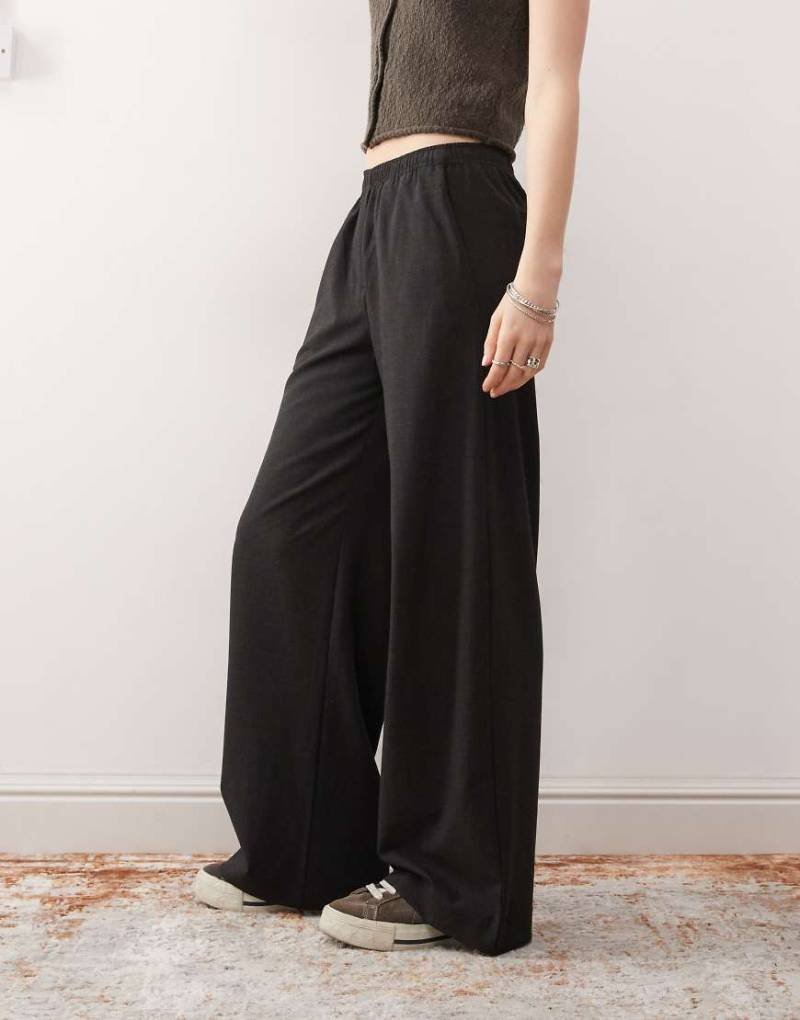 Weekday - Kelly - Hose in Schwarz kariert mit elastischem Bund und weitem Bein von Weekday