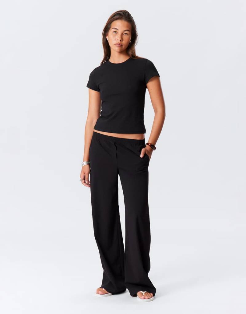 Weekday - Kelly - Hose in Schwarz mit elastischem Bund und weitem Bein von Weekday