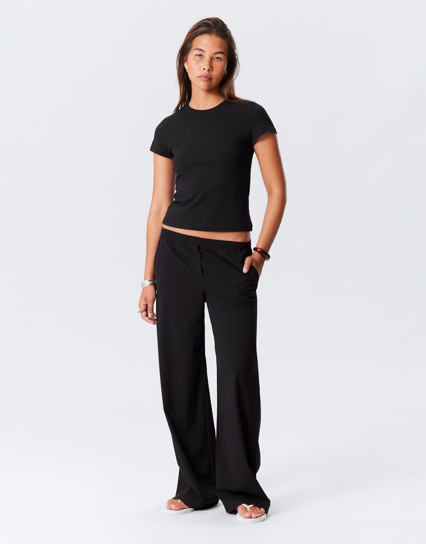 Weekday - Kelly - Hose in Schwarz mit elastischem Bund und weitem Bein von Weekday