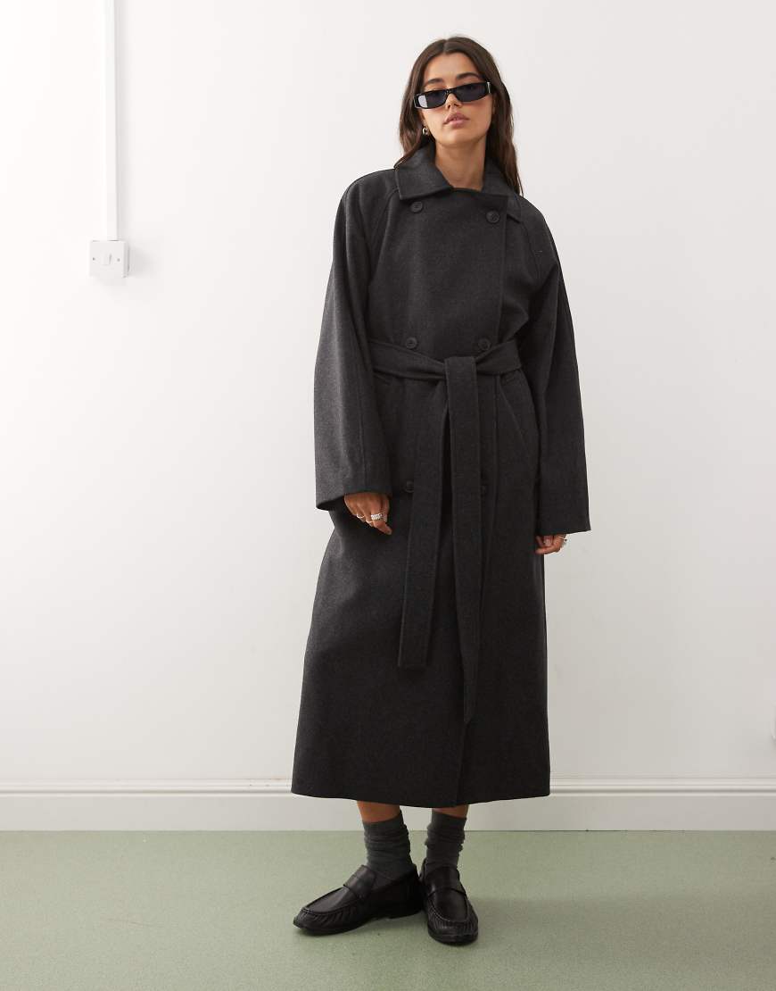 Weekday - Kia - Oversize-Mantel aus Wollmix in dunkelgrau meliert mit doppelter Knopfleiste und Bindegürtel in der Taille von Weekday