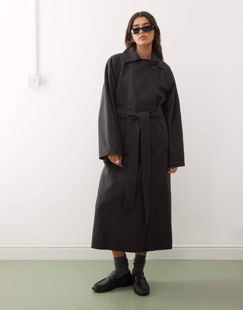 Weekday - Kia - Oversize-Mantel aus Wollmix in dunkelgrau meliert mit doppelter Knopfleiste und Bindegürtel in der Taille von Weekday
