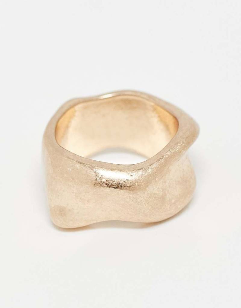 Weekday - Klobiger Ring im abstraktem Design und Used-Goldoptik-Goldfarben von Weekday
