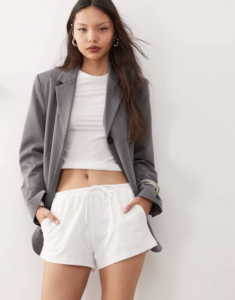 Weekday - Knappe Jersey-Shorts in Weiß von Weekday