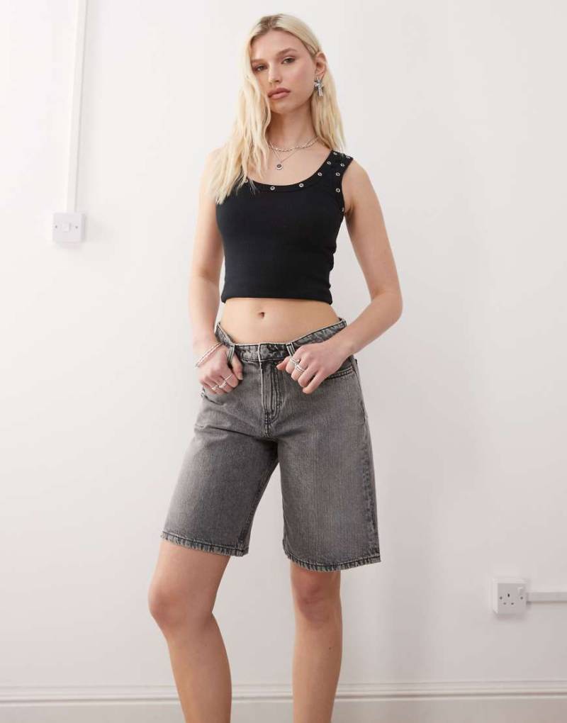 Weekday - Knielange Jeans-Shorts in verwaschenem Dunkelgrau mit niedrigem Bund von Weekday
