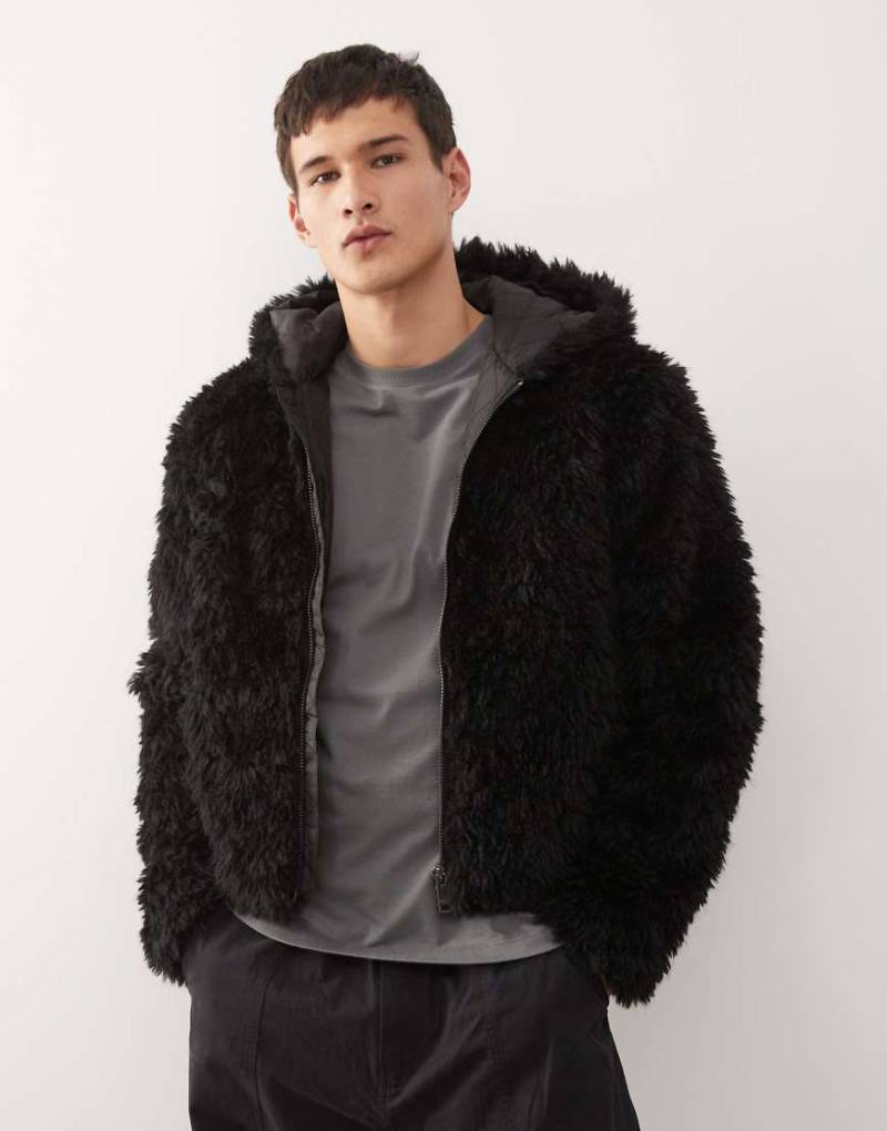 Weekday - Kunstpelzjacke in Schwarz mit Kapuze von Weekday