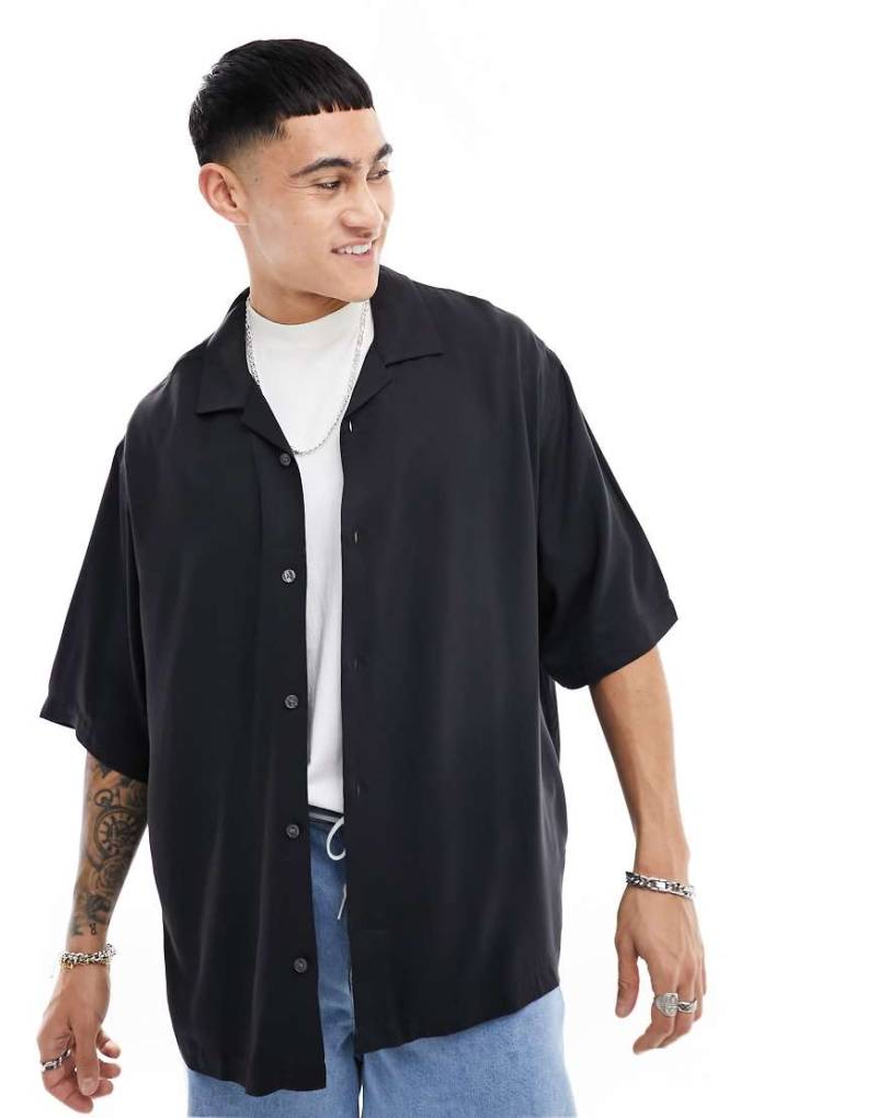 Weekday - Kurzärmliges Oversize-Freizeithemd in Schwarz von Weekday
