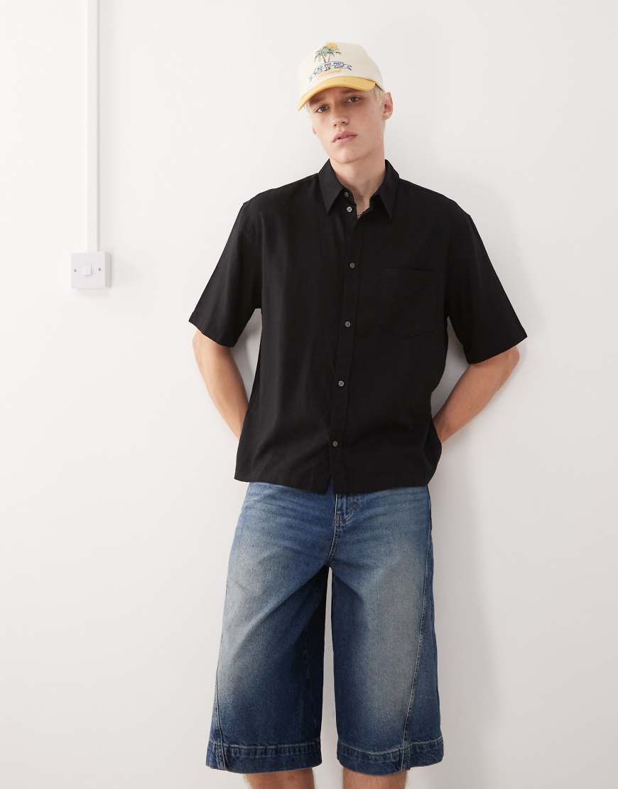 Weekday - Kurzarmhemd aus Leinen in Schwarz mit Oversize-Passform Weekday - Kurzarmhemd aus Leinen in Schwarz mit Oversize-Passform von Weekday