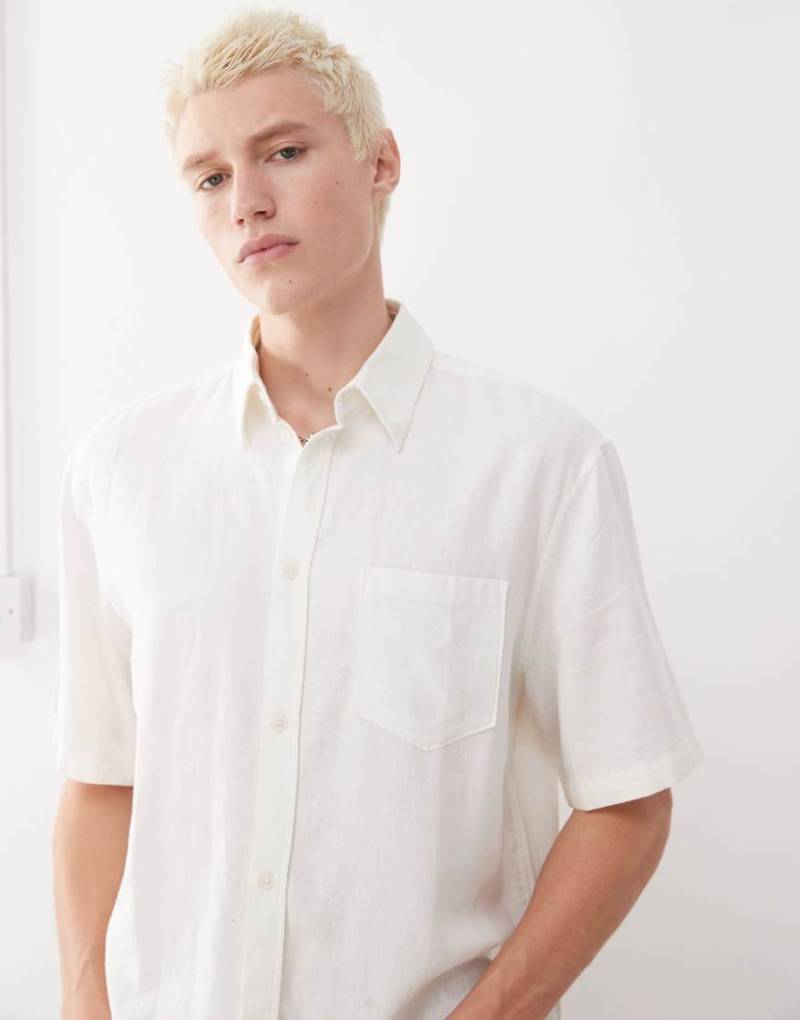 Weekday - Kurzarmhemd aus Leinen in Wollweiß mit Oversize-Passform von Weekday