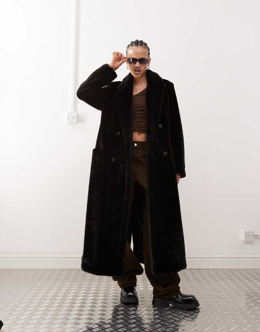 Weekday - Kyou - Oversize-Mantel aus Kunstpelz in Dunkelbraun Weekday - Kyou - Oversize-Mantel aus Kunstpelz in Dunkelbraun von Weekday