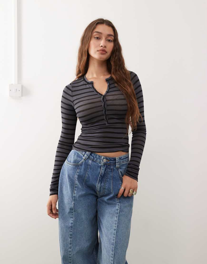 Weekday - Langärmliges, gestreiftes Henley-T-Shirt in Grau und Schwarz von Weekday