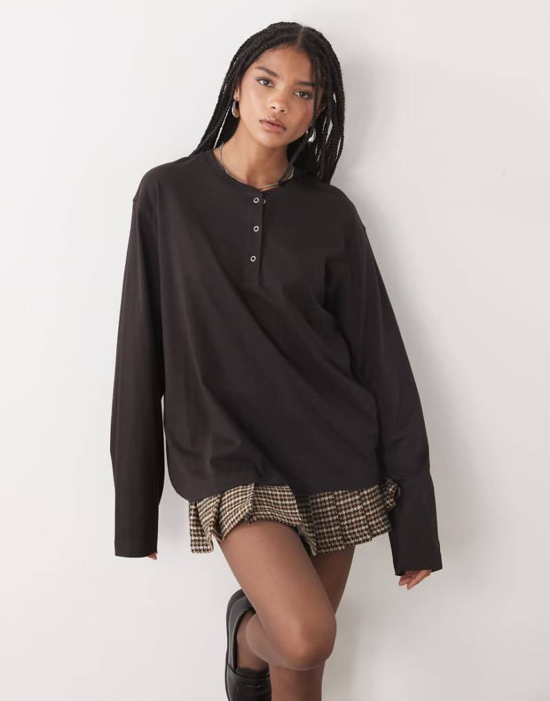 Weekday - Langärmliges, kastiges Henley-Oberteil in Dunkelbraun mit Knöpfen-Brown von Weekday