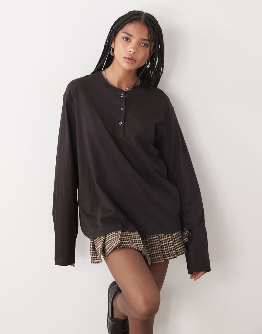 Weekday - Langärmliges, kastiges Henley-Oberteil in Dunkelbraun mit Knöpfen-Brown von Weekday