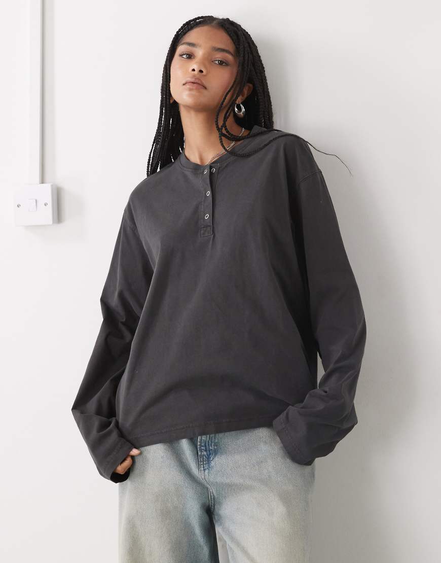 Weekday - Langärmliges, kastiges Henley-Oberteil in Dunkelgrau mit Knöpfen von Weekday